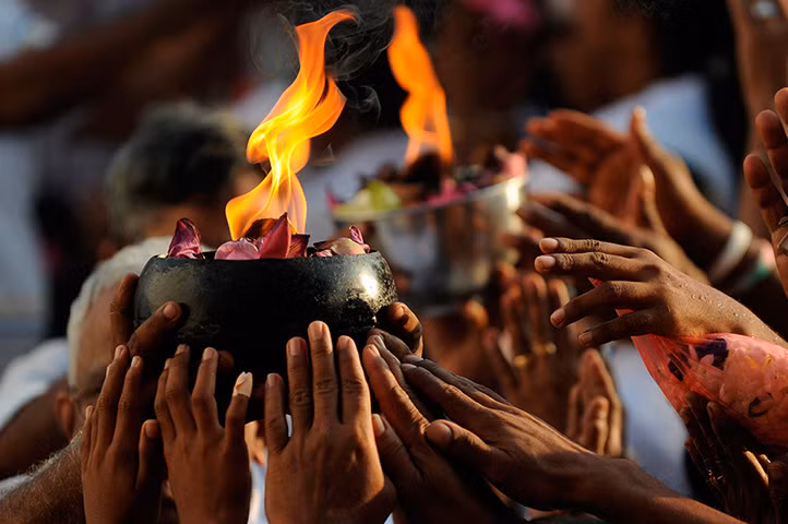 Các tín đồ Phật giáo Kelaniya, Sri Lanka đang cùng nhau cầu nguyện tại một ngôi chùa để chuẩn bị bước sang năm mới. Ảnh: Guardian. 