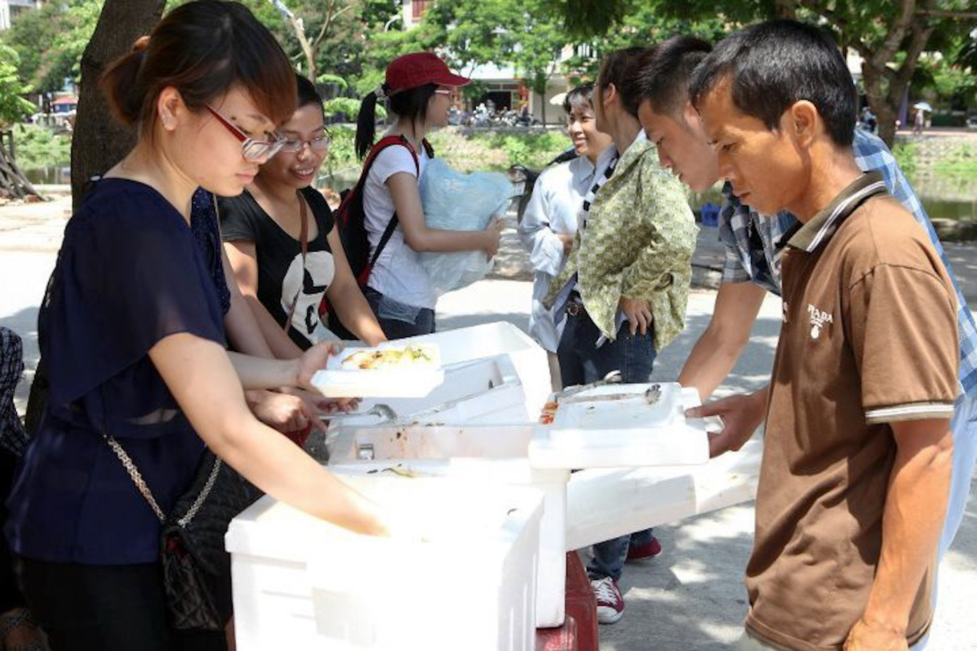 Tại quán cơm 5000 đồng trước cổng bệnh viện Nhi T.Ư .