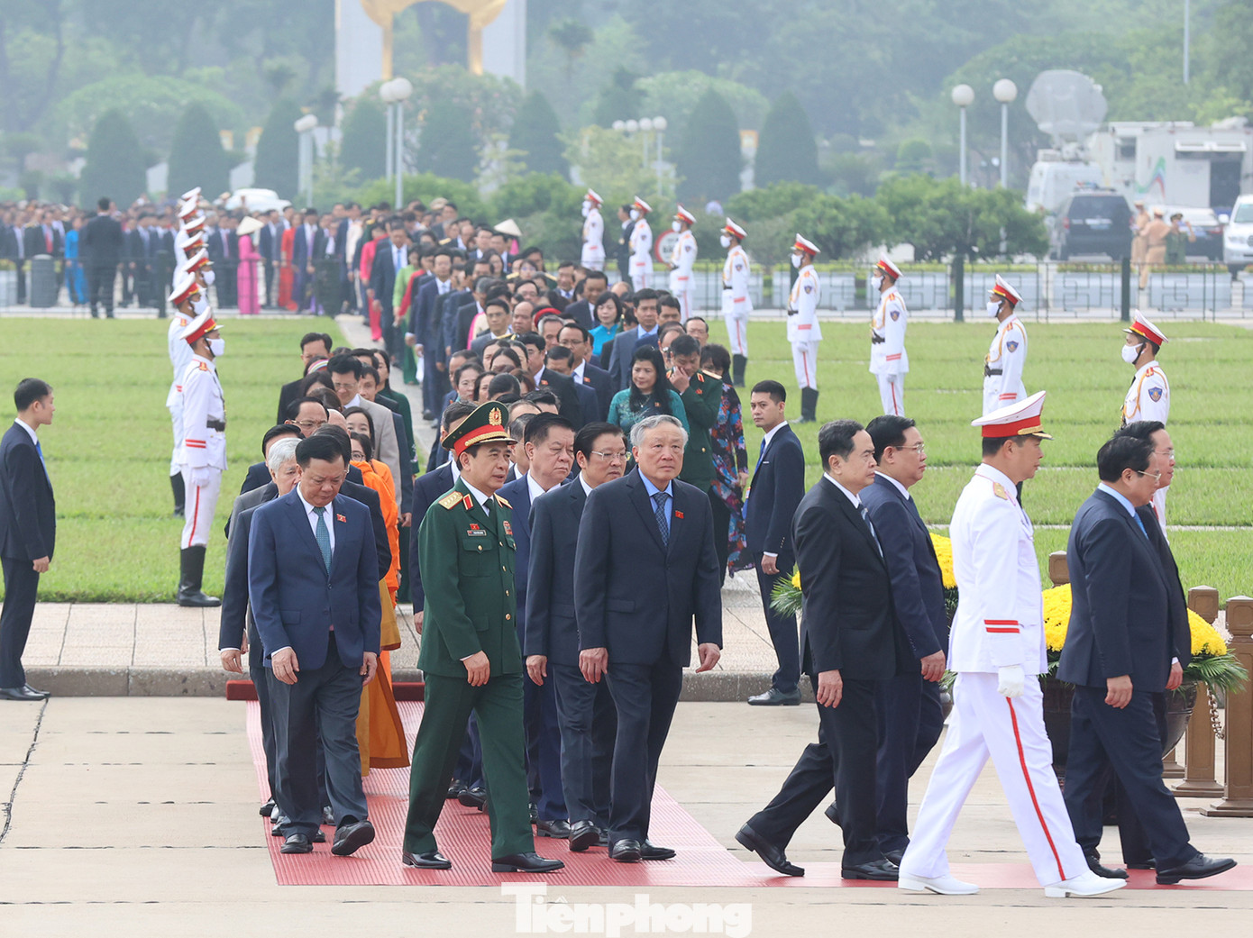 Các đồng chí lãnh đạo Đảng, Nhà nước, Mặt trận Tổ quốc Việt Nam, các đại biểu Quốc hội đặt vòng hoa và vào Lăng viếng Chủ tịch Hồ Chí Minh.