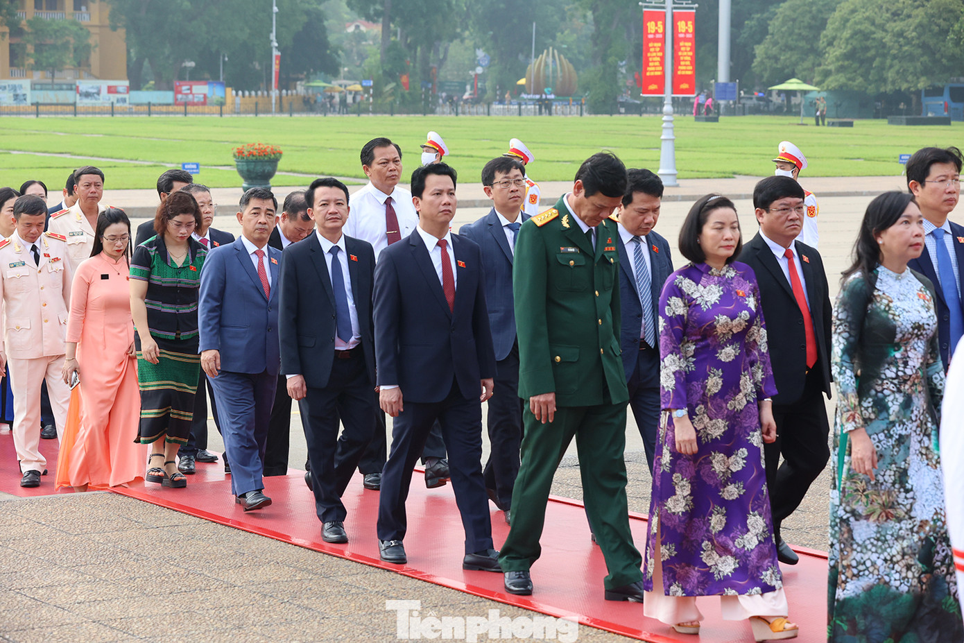 Kết thúc lễ viếng, các Đại biểu Quốc hội trở về Nhà Quốc hội dự Lễ khai mạc Kỳ họp thứ 5 Quốc hội khóa XV diễn ra lúc 9h sáng cùng ngày tại Phòng họp Diên Hồng, Nhà Quốc hội, Thủ đô Hà Nội.