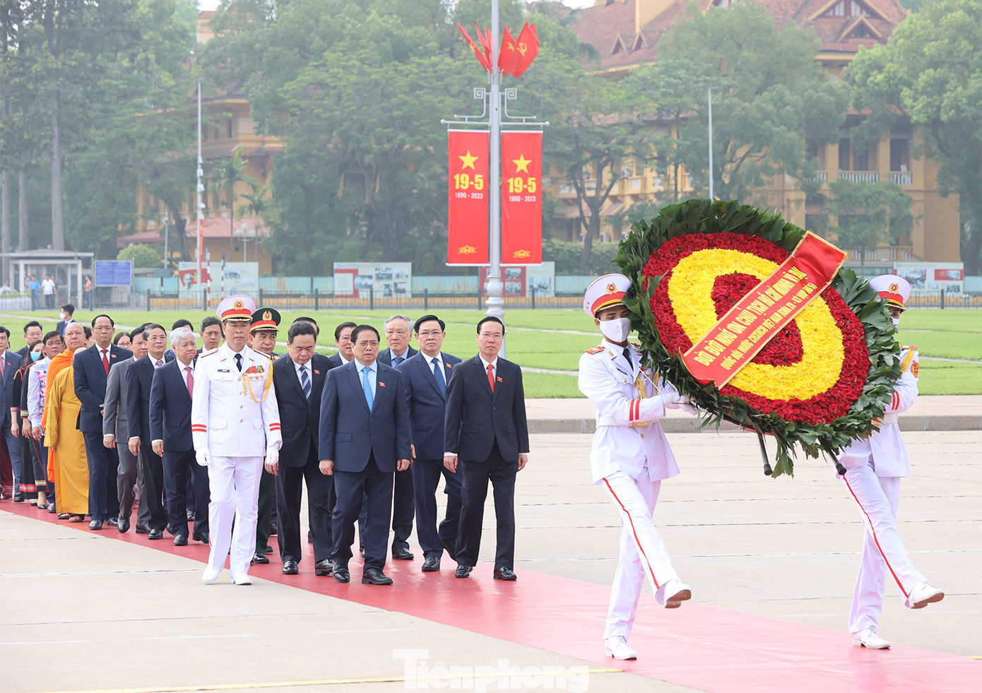 Lãnh đạo Đảng, Nhà nước và các đại biểu Quốc hội vào Lăng viếng Chủ tịch Hồ Chí Minh.