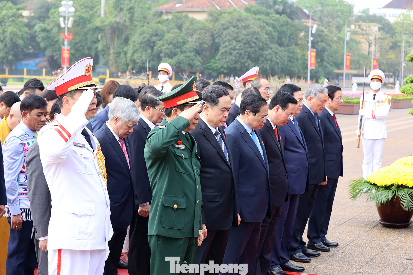 Trong tiếng quân nhạc trang nghiêm, các đồng chí lãnh đạo Đảng, Nhà nước, các đại biểu Quốc hội kính cẩn nghiêng mình, tỏ lòng biết ơn vô hạn, thành kính tưởng nhớ công lao to lớn của Chủ tịch Hồ Chí Minh đối với sự nghiệp đấu tranh giải phóng dân tộc, thống nhất đất nước, xây dựng Tổ quốc Việt Nam xã hội chủ nghĩa hòa bình, độc lập, thống nhất.