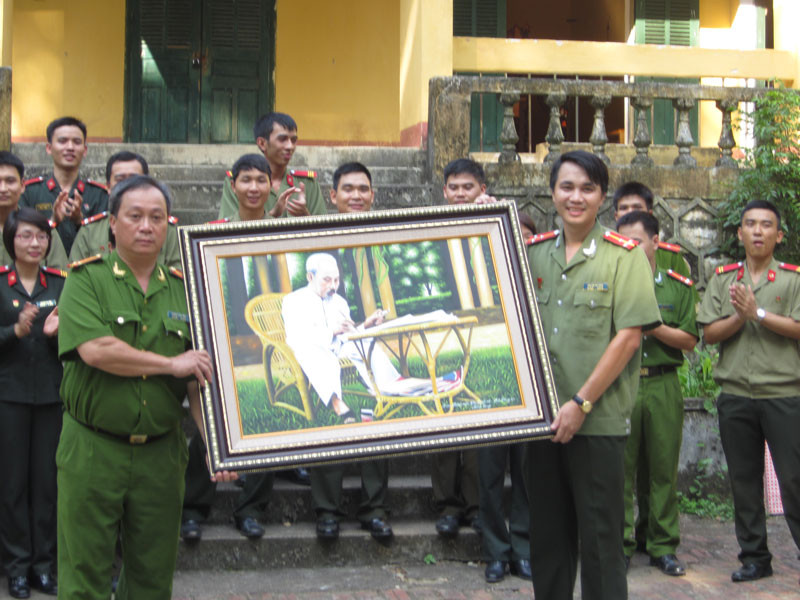 Thăm và tặng quà các chiến sĩ Đồn Công an Ba Bể