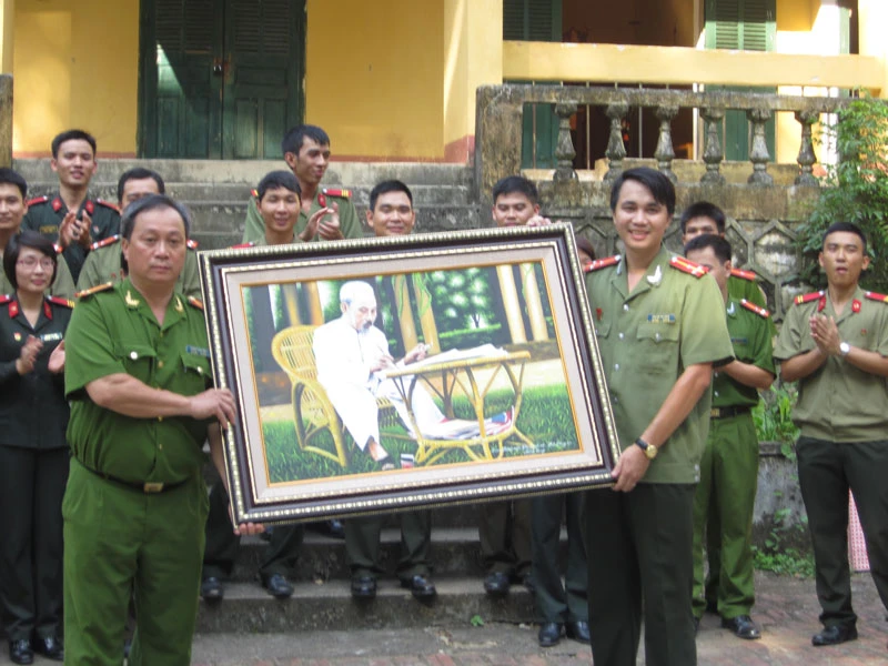 Thăm và tặng quà các chiến sĩ Đồn Công an Ba Bể