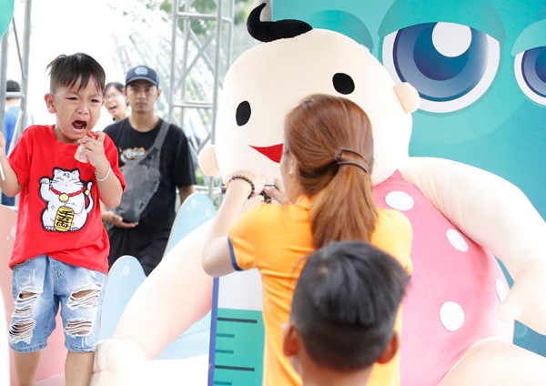 Domino ‘khổng lồ’ mô phỏng bệnh thủy đậu ở Thảo Cẩm Viên ảnh 1