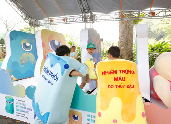 Domino ‘khổng lồ’ mô phỏng bệnh thủy đậu ở Thảo Cẩm Viên ảnh 2