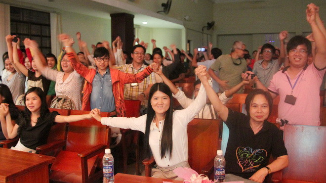 Khách mời và khán giả cùng nắm tay hô vang câu “Một thế giới cho tất cả” để thể hiện sự quan tâm với người khuyết tật. Ảnh: Khang Thái 