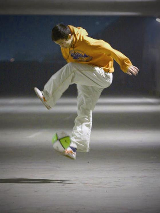 Freestyle football môn thể thao rất thích hợp với giới trẻ, và phù hợp với tính cách bền bỉ, chịu khó của người Việt. Nó giúp chúng ta học được sự tự tin trước đám đông, sức khỏe tốt hơn, giúp ích rất nhiều cho cuộc sống.