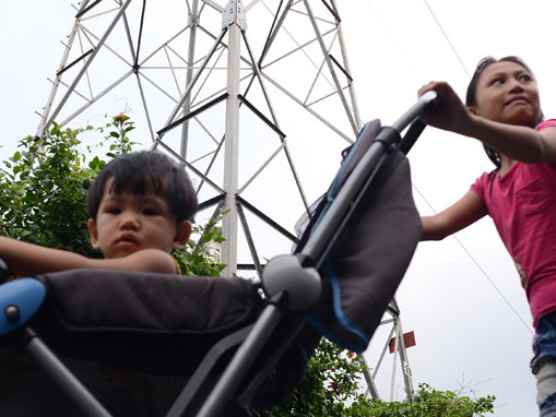 Trẻ em khu phố 2, phường Trung Mỹ Tây, Q.12, TP.HCm đang hàng ngày chơi dưới đường dây 220KV (Hóc Môn – Bình Tân). Ảnh : T.T.D