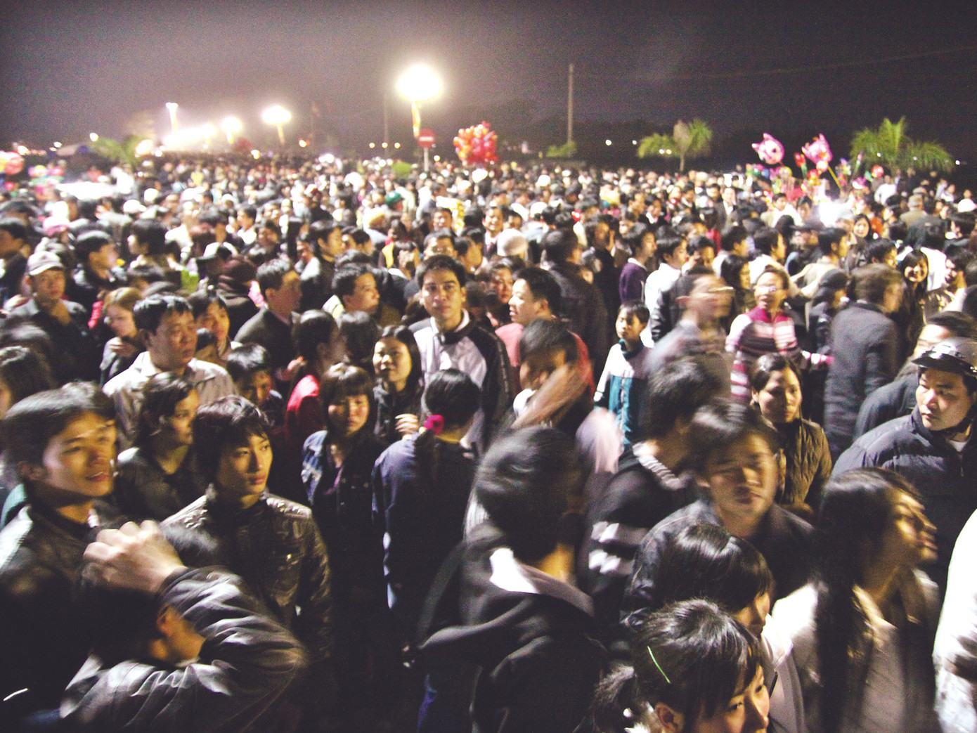 Chờ khai ấn đền Trần năm 2010 Ảnh: Gia Bảo