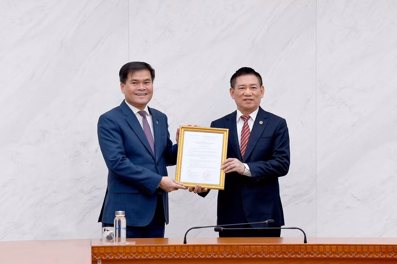 Bộ trưởng Hồ Đức Phớc trao quyết định bổ nhiệm Thứ trưởng Bộ Tài chính cho ông Bùi Văn Khắng.