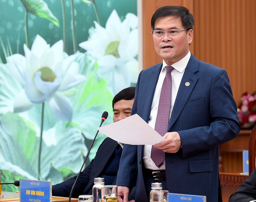 Ông Bùi Văn Khắng- Thứ trưởng Bộ Tài chính phát biểu nhận nhiệm vụ.