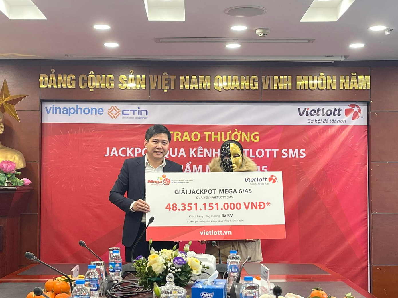 Chị P.V nhận giải thưởng Jackpot hơn 48 tỷ đồng.