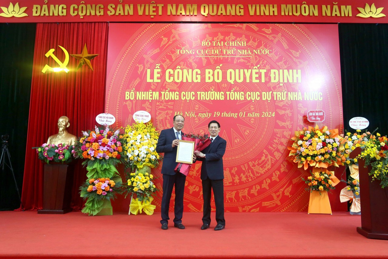 Bộ trưởng Hồ Đức Phớc trao quyết định bổ nhiệm cho ông Vũ Xuân Bách. Bộ trưởng Hồ Đức Phớc trao quyết định bổ nhiệm cho ông Vũ Xuân Bách.