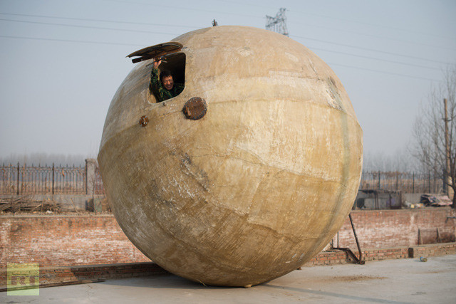 Ngày 21 12 2012, cả thế giới xôn xao “ngày tận thế”. Nhiều “công trình” đã được phát minh để tránh ngày tận thế như quả cầu thế ở Trung Quốc, hầm tránh bom ở Mỹ… Trước đó, NASA tuyên bố rằng, thế giới không kết thúc vào ngày 21 12 2012