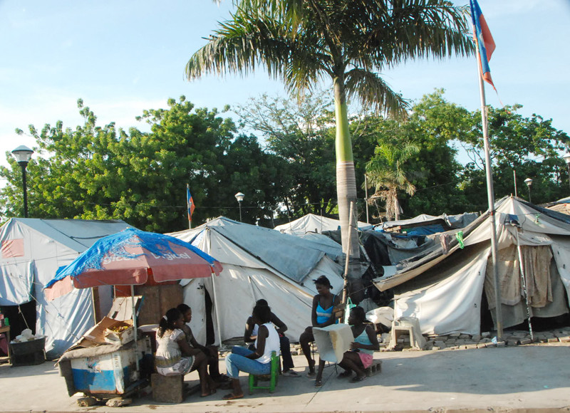Liên Hiệp Quốc, ngoài lực lượng gìn giữ hòa bình tại Haiti còn giăng ra hàng vạn căn lều kịp thời trợ giúp nơi ở của những người bị nạn