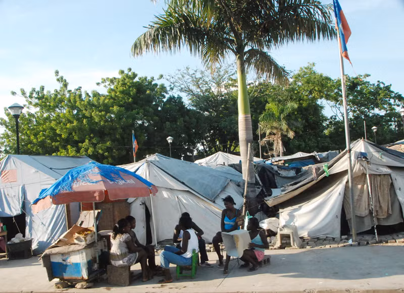 Liên Hiệp Quốc, ngoài lực lượng gìn giữ hòa bình tại Haiti còn giăng ra hàng vạn căn lều kịp thời trợ giúp nơi ở của những người bị nạn