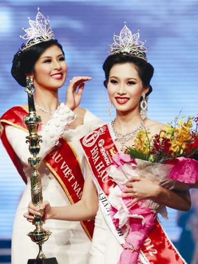 Đặng Thu Thảo khi đăng quang Hoa hậu VN 2012