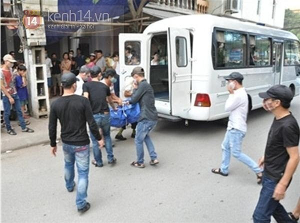 Thi thể hai thanh niên tự tử được chuyển đi.