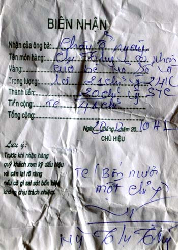 Một tờ biên nhận nát nhàu có chữ ký của bà Nguyễn Thị Thúy chủ tiệm vàng Tín Huy xác nhận số vàng vay của con bà Đỗ Thị Trọng. Ảnh: Trí Tín - Vnexpress. Một tờ biên nhận nát nhàu có chữ ký của bà Nguyễn Thị Thúy chủ tiệm vàng Tín Huy xác nhận số vàng vay của con bà Đỗ Thị Trọng. Ảnh: Trí Tín - Vnexpress