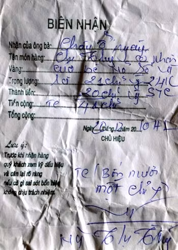 Một tờ biên nhận nát nhàu có chữ ký của bà Nguyễn Thị Thúy chủ tiệm vàng Tín Huy xác nhận số vàng vay của con bà Đỗ Thị Trọng. Ảnh: Trí Tín - Vnexpress