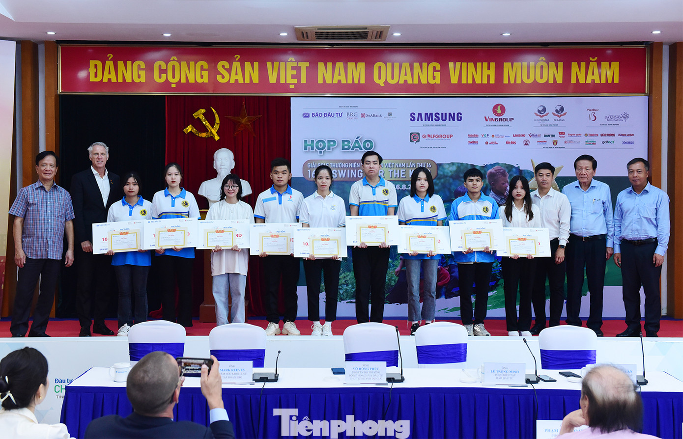 Ban Tổ chức đã trao 5 suất học bổng toàn phần năm 2023, trị giá 10 triệu đồng/suất cho 5 sinh viên và 5 suất học bổng Seabank, trị giá 6 triệu đồng/ suất cho 5 em học sinh.