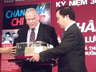 Ông James G.Zumwalt đang nhận món quà từ đại diện công ty Trí Việt
