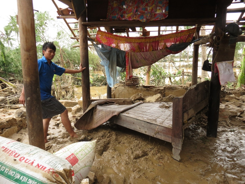Bùn đất trong các căn nhà đổ lút ngang đầu gối