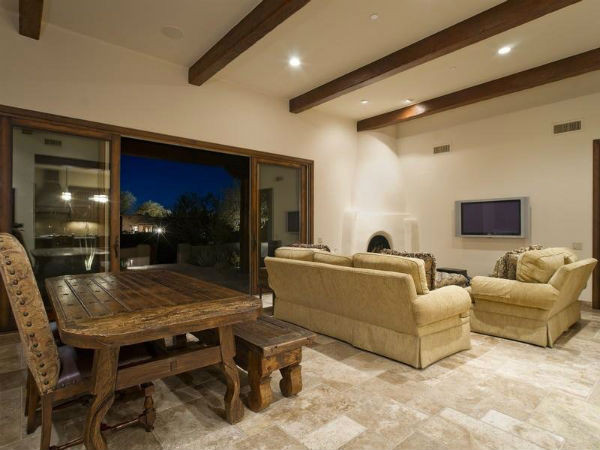 Biệt thự còn có một nhà khách vô cùng tiện nghi 