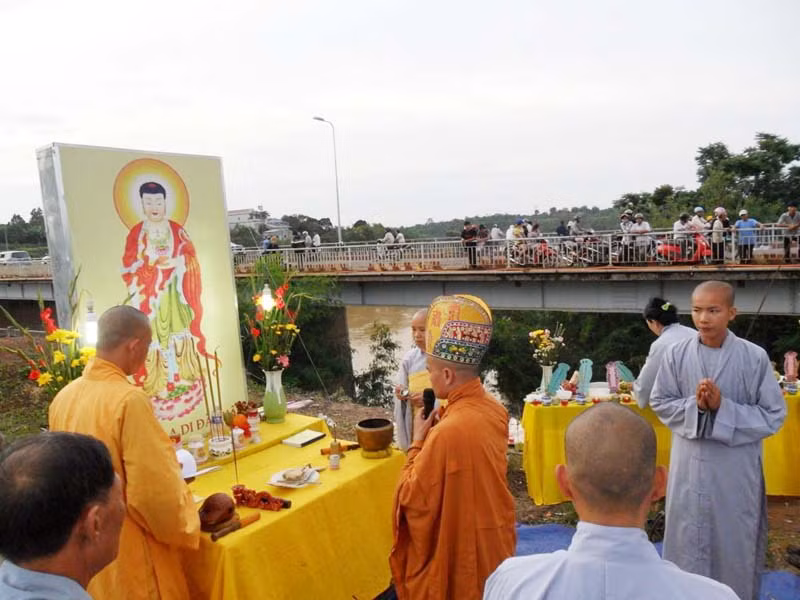 Các tăng ni, phật tử đang làm lễ cầu siêu. Ảnh: Vạn Tiếp
