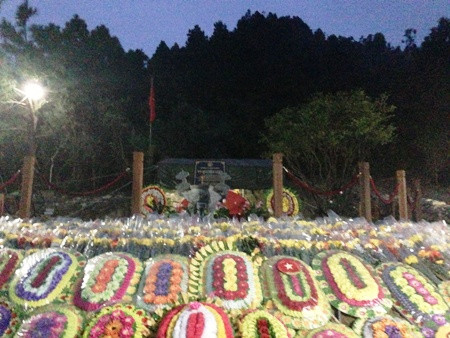 Những bó hoa tươi thắm dâng lên mộ Đại tướng (Ảnh: Đặng Tài)