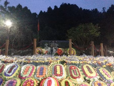 Những bó hoa tươi thắm dâng lên mộ Đại tướng (Ảnh: Đặng Tài). Những bó hoa tươi thắm dâng lên mộ Đại tướng (Ảnh: Đặng Tài)