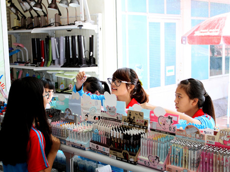 Nhiều bạn trẻ đến nhà sách Tiền Phong - Ngọc Lâm mua đồ dùng học tập. Ảnh: Xuân Tùng. Nhiều bạn trẻ đến nhà sách Tiền Phong - Ngọc Lâm mua đồ dùng học tập. Ảnh: Xuân Tùng