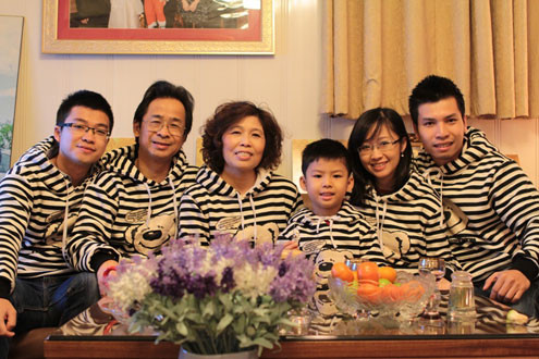 Gia đình Phó giáo sư Ly cùng bố mẹ và em trai. Với chị, bố mẹ hai bên luôn là điểm tựa vững chắc giúp chị yên tâm phấn đấu cho sự nghiệp. Ảnh: NVCC