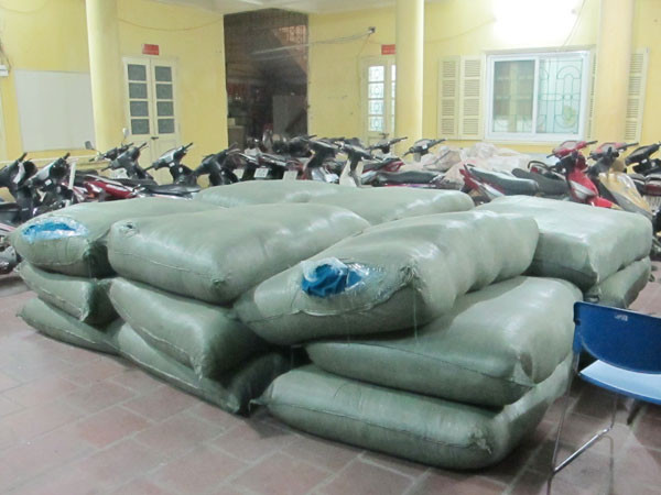 Hiện, cơ quan chức năng đang truy bắt chủ nhân của số lô hàng trên, đấu tranh, khai thác mở rộng