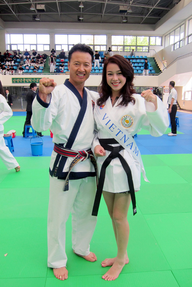 Chân của Trương Tùng Lan phải dán eugo cho đỡ đau tấy