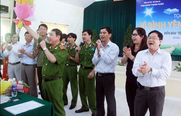 Trung tướng TS. Nguyễn Văn Ninh hát tặng chương trình liên khúc thanh niên
