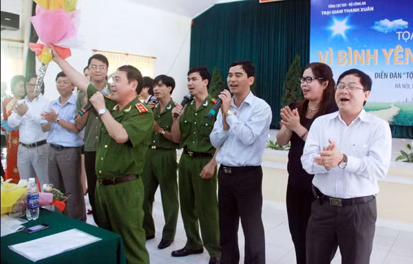 Trung tướng TS. Nguyễn Văn Ninh hát tặng chương trình liên khúc thanh niên
