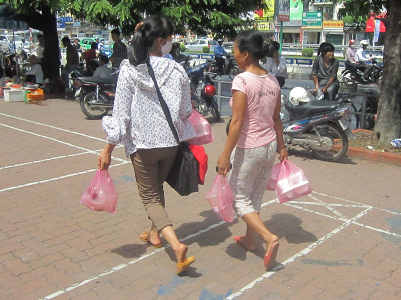 Rất nhiều phụ huynh chọn cơm giá rẻ cho con mình. Ảnh: Thanh Hà Rất nhiều phụ huynh đã chọn cơm giá rẻ cho con mình