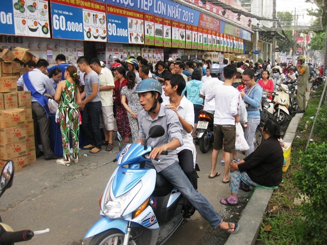 Dòng người đứng, ngồi, xếp hàng dài đợi mua hàng 