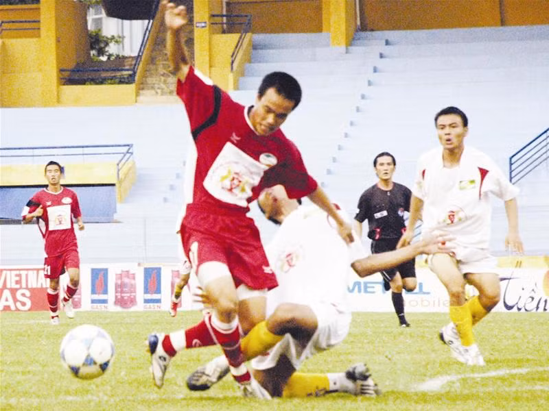 Sông Lam Nghệ An (áo trắng) đã bị Thể Công đè bẹp với tỷ số 4 - 1 ở trận bán kết 1 Cúp QG 2009. Ảnh: Phạm Yên Sông Lam Nghệ An (áo trắng) đã bị Thể Công đè bẹp với tỷ số 4 - 1 ở trận bán kết 1 Cúp QG 2009. Ảnh: Phạm Yên