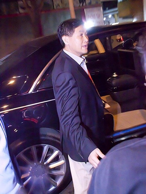 Ông Johnathan Hạnh Nguyễn xuất hiện cùng xế khủng Maybach 62S trong một lần đi dự nhạc hội cùng gia đình