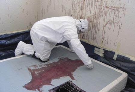 Ông O'Brian hướng dẫn cách dọn dẹp vết máu đúng cách tại hiện trường một vụ giết người. Ảnh: Barcroft Media