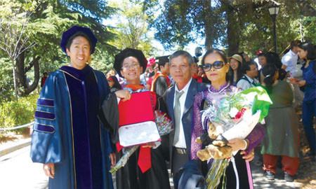 Ảnh Chụp tại lễ tốt nghiệp ở đại học Stanford ngày 16.6.2013. Từ trái sang: GS Andrew Ng, TS Lê Viết Quốc, ông Lê Viết Ái và bà Tôn Nữ Thị Huệ. Ảnh do nhân vật cung cấp.