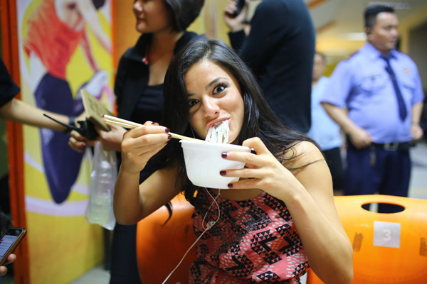 Văn Mai Hương lái xe sang đi diễn ảnh 8