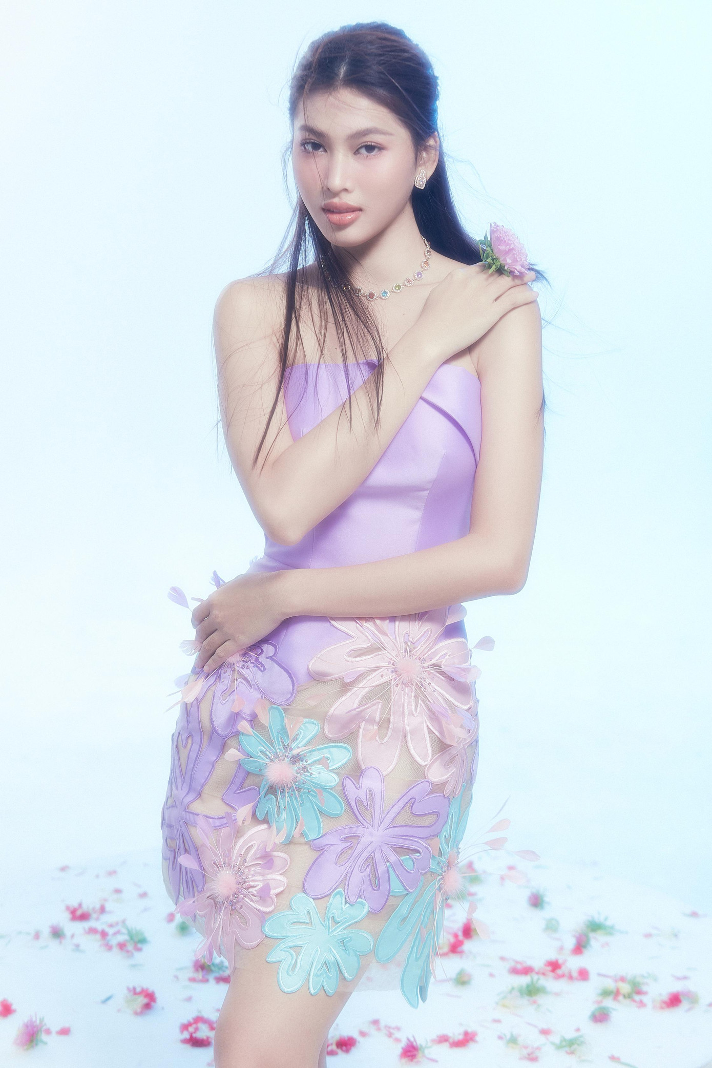 Mừng sinh nhật tuổi 22 của mình, Á hậu Ngọc Thảo vừa tung bộ ảnh ngọt ngào với ý tưởng về những đoá hoa nở rộ cũng chính là cột mốc đánh dấu nhan sắc đang ở thời điểm chín muồi của Á hậu 2 Hoa hậu Việt Nam 2020.