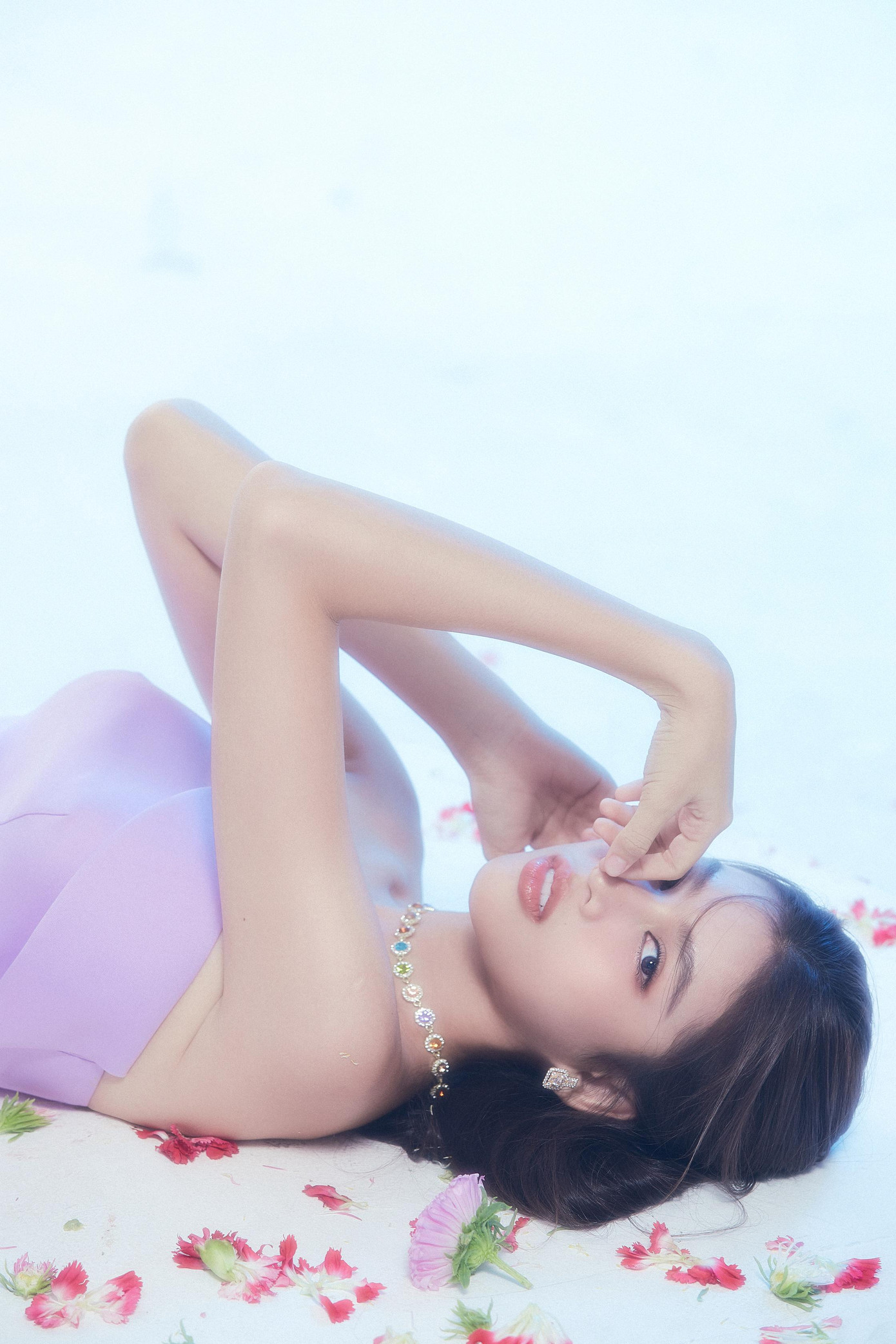 Nhiều khán giả nhận xét nhan sắc của cô ngày càng thăng hạng qua từng giai đoạn và bộ ảnh mừng sinh nhật lần này cũng rất phù hợp với lứa tuổi của cô.