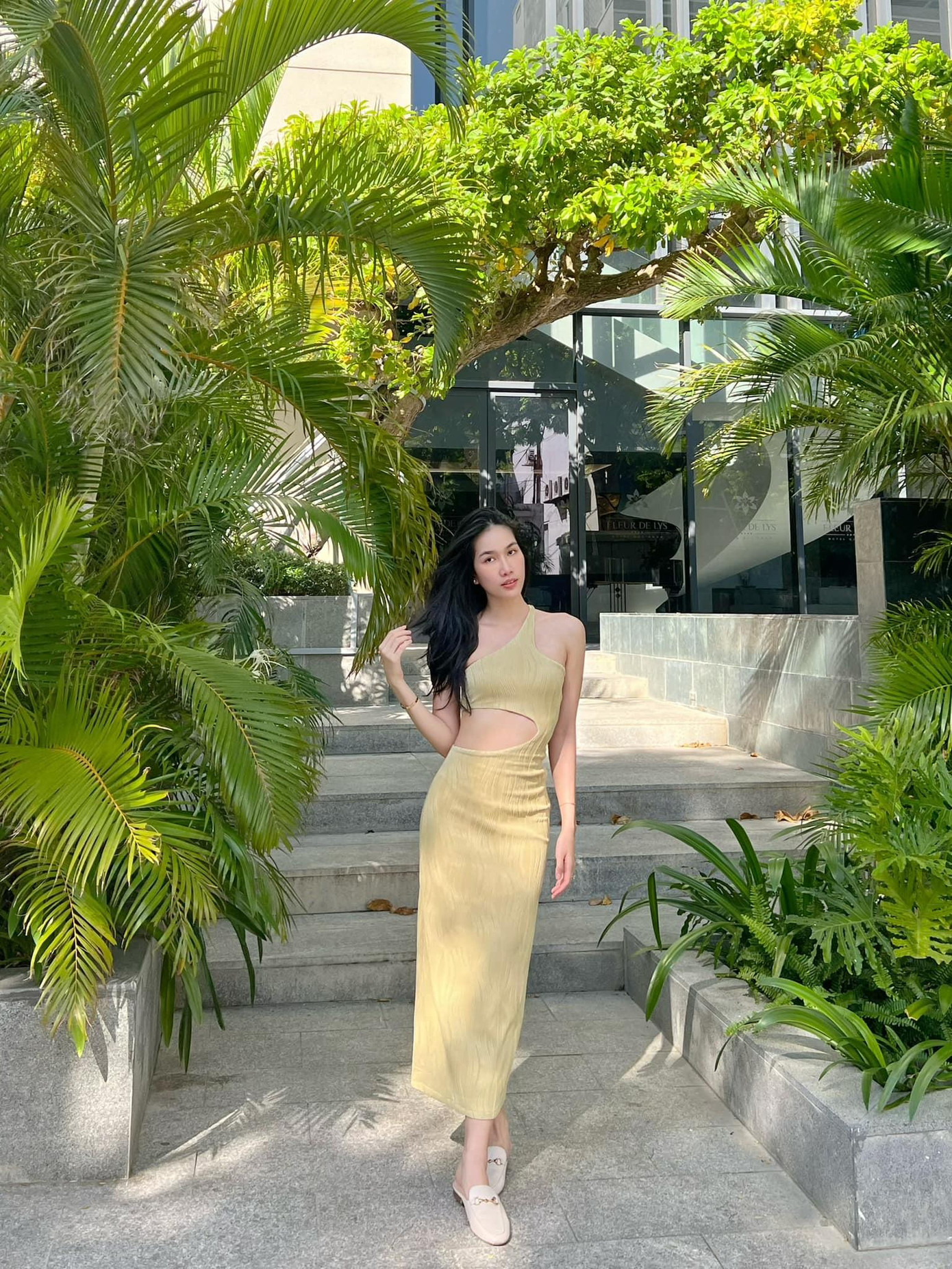 Á hậu Phương Anh diện bộ váy lệch vai tông màu xanh mát.