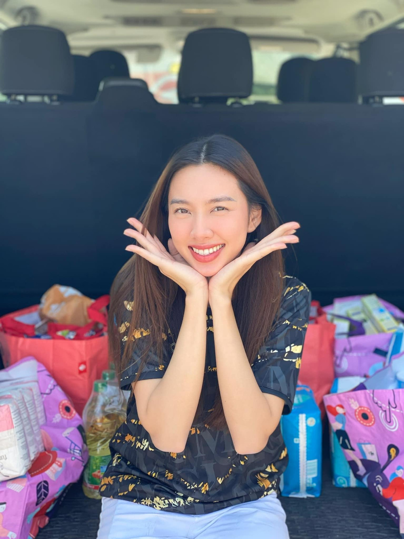 Hoa hậu Thuỳ Tiên mang theo rất nhiều nhu yếu phẩm để cung cấp cho những người đang có mặt tại đây. Hoa hậu Thuỳ Tiên mang theo rất nhiều nhu yếu phẩm để cung cấp cho những người đang có mặt tại đây.