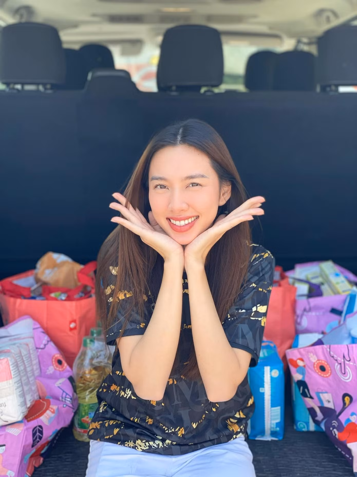 Hoa hậu Thuỳ Tiên mang theo rất nhiều nhu yếu phẩm để cung cấp cho những người đang có mặt tại đây. Hoa hậu Thuỳ Tiên mang theo rất nhiều nhu yếu phẩm để cung cấp cho những người đang có mặt tại đây.